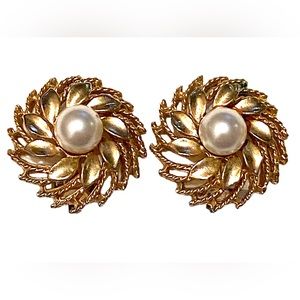 Vintage LISNER Gold Pearl Clip On Earrings